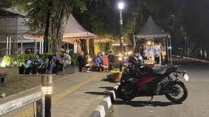 Suasana Malam di Balai Desa